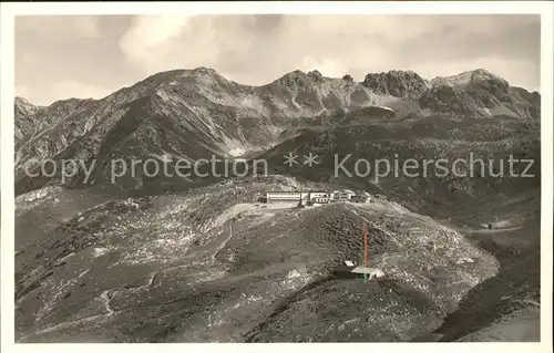 Nebelhornbahn Bergstation mit Edmund Probst Haus und Wengenkoepfe