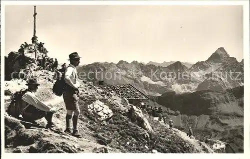 Nebelhorn mit Gipfelhuette und Hochvogel Bergsteiger Kat. Oberstdorf