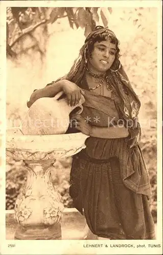 Araber Arabien Volksleben Typen Femme arabe a la fontaine Kat. Algier Algerien