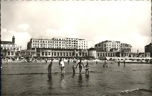 Borkum Nordseebad Strand mit Wandelhalle und Hotelfront