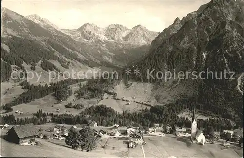 Mittelberg Kleinwalsertal mit Schafalpenkoepfe und Hammerspitze Kat. Oesterreich