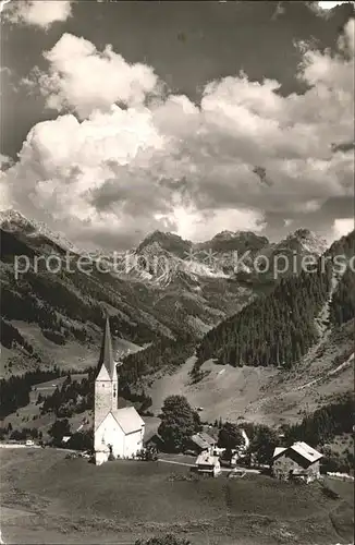 Mittelberg Kleinwalsertal Kirche mit Schafalpenkoepfe und Hammerspitze Kat. Oesterreich