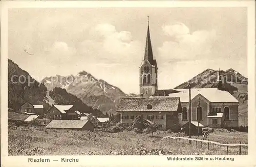 Riezlern Kleinwalsertal Vorarlberg Ortsblick Kirche mit Widderstein und Heuberg Kat. Mittelberg