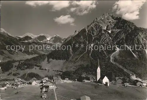 Mittelberg Kleinwalsertal mit Schafalpkoepfe und Zwoelferkopf Kat. Oesterreich