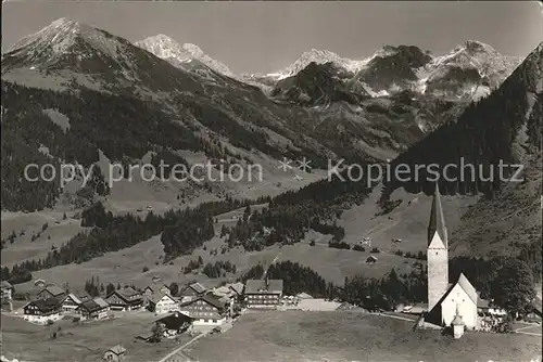 Mittelberg Kleinwalsertal Kirche mit Schafalpenkoepfe und Hammerspitze Kat. Oesterreich