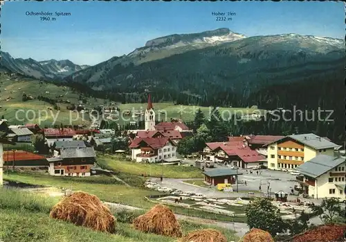 Riezlern Kleinwalsertal Vorarlberg Ortsblick mit Ochsenhofer Spitzen Hohen Ifen Kat. Mittelberg