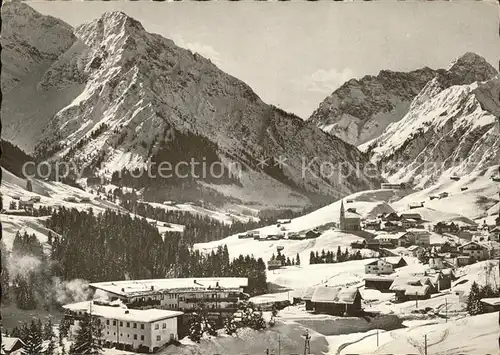 Hirschegg Kleinwalsertal Vorarlberg mit Elfer und Zwoelferkopf und Widderstein Kat. Mittelberg