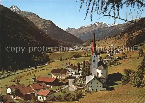 St Jakob Arlberg Ortsansicht mit Kirche und Alpenpanorama im Sommer