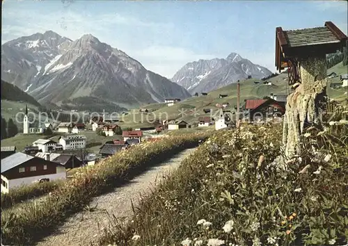 Hirschegg Kleinwalsertal Vorarlberg mit Elferkopf Zwoelferkopf Widderstein und Baerenkopf Wegekreuz Alpenpanorama Kat. Mittelberg