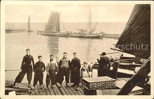 Volendam Fischerfamilie am Hafen Fischerbot Kat. Niederlande