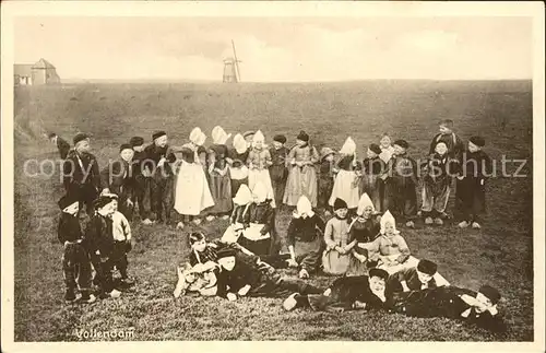 Volendam Gruppenbild Windmuehle Kat. Niederlande