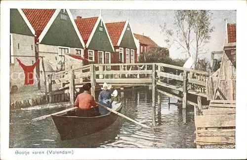 Volendam Bootje varen Bruecke Wohnhaeuser am Fluss Kat. Niederlande