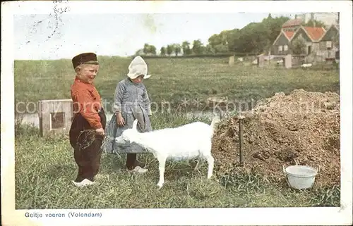 Volendam Geitje voeren Kinder Ziege Kat. Niederlande