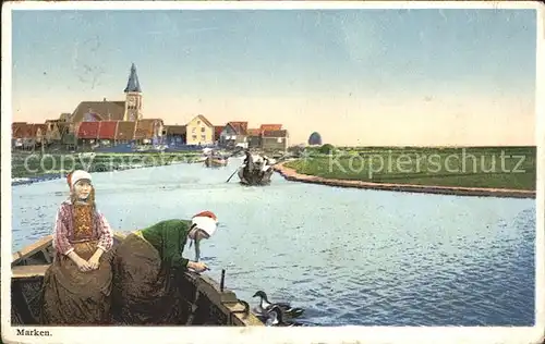 Marken Niederlande Dorfansicht Kirche Wasserstrasse Boot Kinder Kat. Niederlande