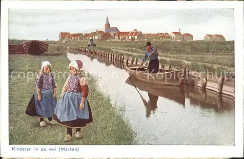 Marken Niederlande Kinderen in de wei Trachten Wasserstrasse Boot Dorfansicht Kat. Niederlande