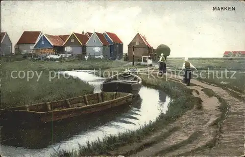 Marken Niederlande Wohnhaeuser der Insel Wasserstrasse Boot Kat. Niederlande