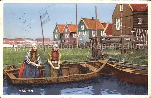 Marken Niederlande Wohnhaeuser der Insel Wasserstrasse Boot Maedchen Trachten Kat. Niederlande