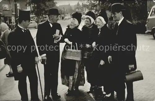 Schagen Niederlande Ome Gert in de arm genomen Gruppenbild Kat. Niederlande