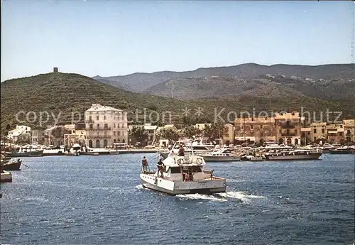 Macinaggio Port de Plaisance et le village Bateau Motorboot