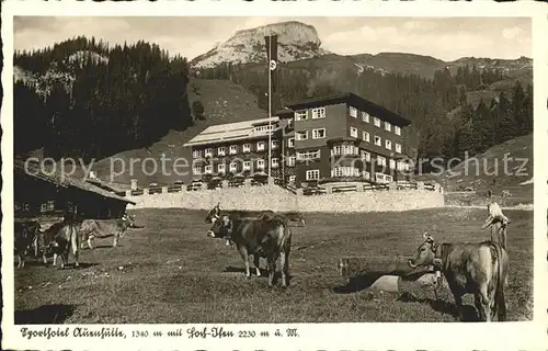 Hirschegg Kleinwalsertal Vorarlberg Sporthotel Auenhuette mit Hoh Ifen Viehweide Kuehe Kat. Mittelberg
