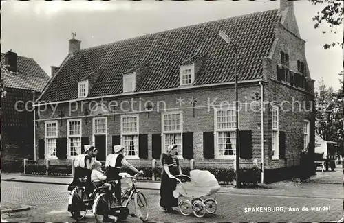 Spakenburg Aan de wandel Trachten Kinderwagen Kat. Bunschoten Spakenburg