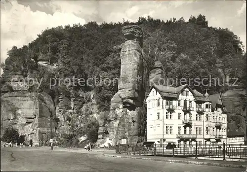 Ceske Svycarsko Hrensko Hotel Labe pod bizarnim skalnim sloupem na nabrezi Kat. Tschechische Republik