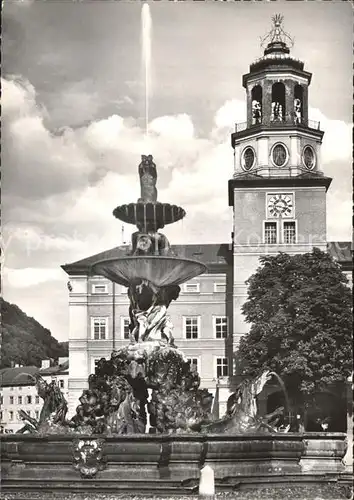 Salzburg Oesterreich Brunnen mit Glockenspiel Kat. Salzburg