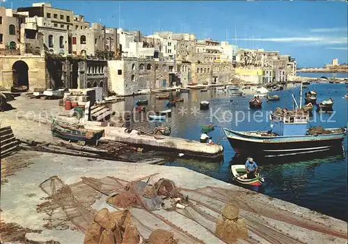 St Julians Malta dalla pittoresca insenatura affollata di barche pescherecce Kat. Malta