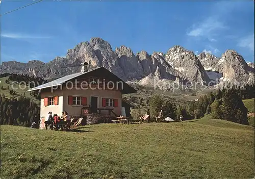 Schuatschhuette gegen Geislergruppe Dolomiten