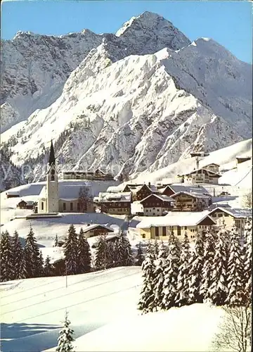 Hirschegg Kleinwalsertal Vorarlberg Ortsansicht mit Kirche Winterpanorama Widderstein Allgaeuer Alpen Kat. Mittelberg