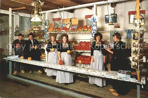 Volendam Alida Hoeve Kaesemarkt und Tracht Kat. Niederlande