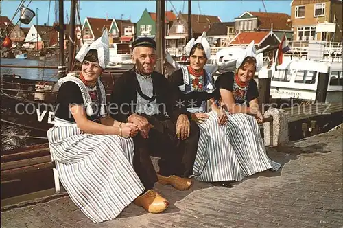 Volendam Frauen in Tracht mit Fischer am Hafen Kat. Niederlande