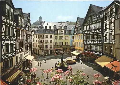 Cochem Mosel Marktplatz mit St Martinsbrunnen und Burg Cochem Kat. Cochem