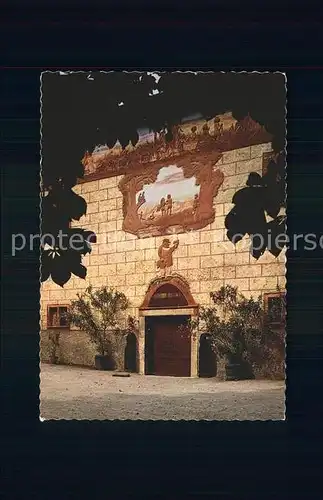 Entiklar Suedtirol Schloss Turmhof Eingang zum Keller Relief