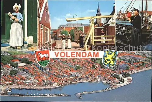 Volendam Fliegeraufnahme Hafen Frauen in Tracht Kat. Niederlande