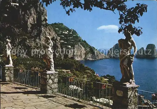 Capri Statuen Kueste Faraglioni Felsen Kat. Golfo di Napoli