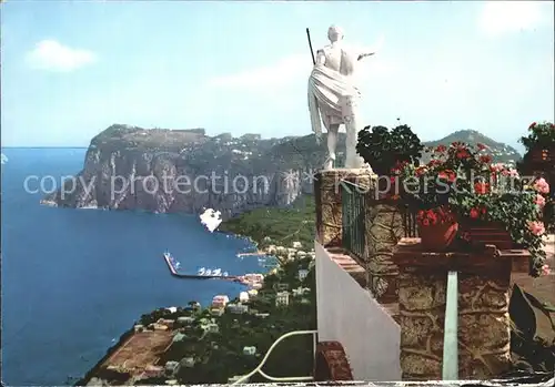 Capri Blick von Terrasse Statue Hafen Steilkueste Kat. Golfo di Napoli
