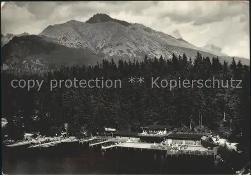 Vysoke Tatry Strbske pleso Kupalisko v pozadi Tupa a Koncista Hohe Tatra Kat. Slowakische Republik