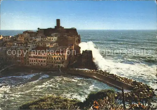 Vernazza Sturmwelle Kueste Kat. La Spezia