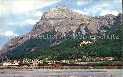 Canadian Rockies The Town of Field and Mt Stephen / Kanada /