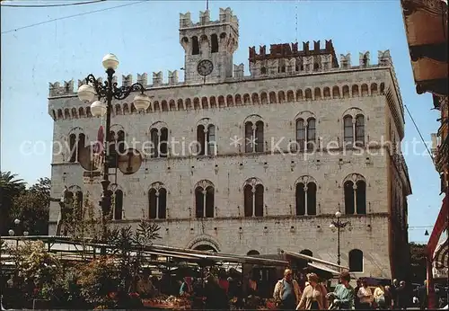 Chiavari Palazzo di giustizia con il caratteristico mercato Kat. Italien