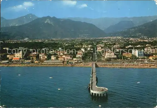 Marina di Massa Fliegeraufnahme mit Strand und Seebruecke Kat. Massa