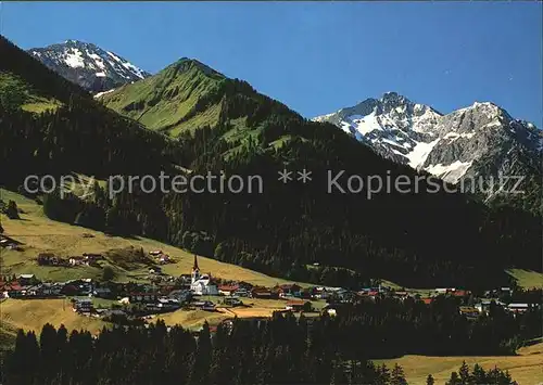 Riezlern Kleinwalsertal Vorarlberg Panorama mit Hammerspitze Elferkopf Zwoeflerkopf Karwendel Kat. Mittelberg