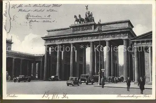 Brandenburgertor Berlin Autos  Kat. Gebude und Architektur