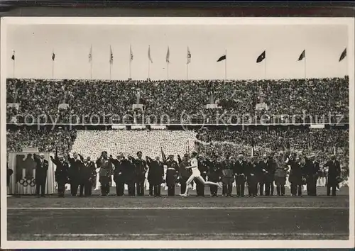 Olympia Stadion Berlin Fackelstaffel-Laeufer  / Sport /