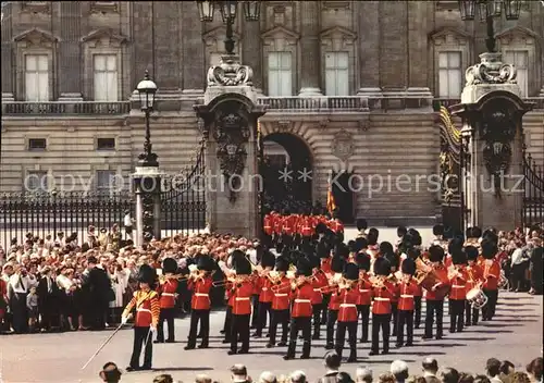 Leibgarde Wache Guards band leaving Buckingham Palace London / Polizei /