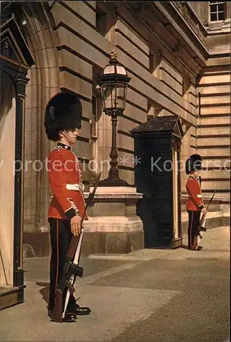 Leibgarde Wache London Queen's Guard Irish Guards Buckingham Palace / Polizei /