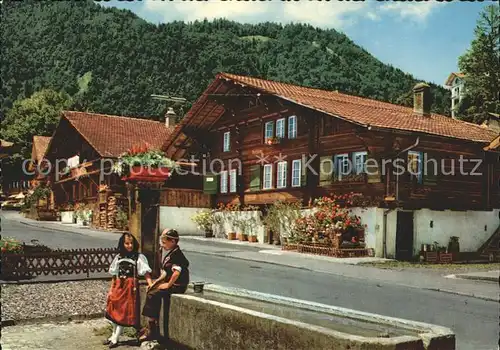 Trachten Schweiz Dorfmotiv Berner Oberland Kinder in Bernertrachten /  /