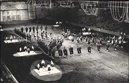 Tanz Taenzer The Royal Tournament Massed Pipers Drummers Highland Dancing  / Tanz /