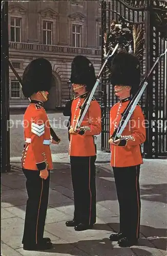 Leibgarde Wache Sentries Buckiingham Palace London Kat. Polizei